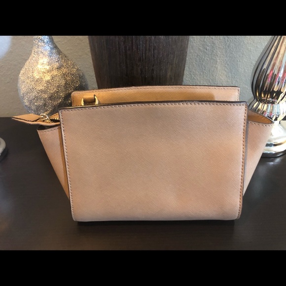 Reposhing Michael Kors bag - Picture 3 of 5